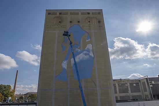 Graffiti-Künstler Loomit und Bert gestalten ehemaligen Malzsilo im Rahmen der Kunstaktion „#dAUntown“ (©Foto: Paulaner)